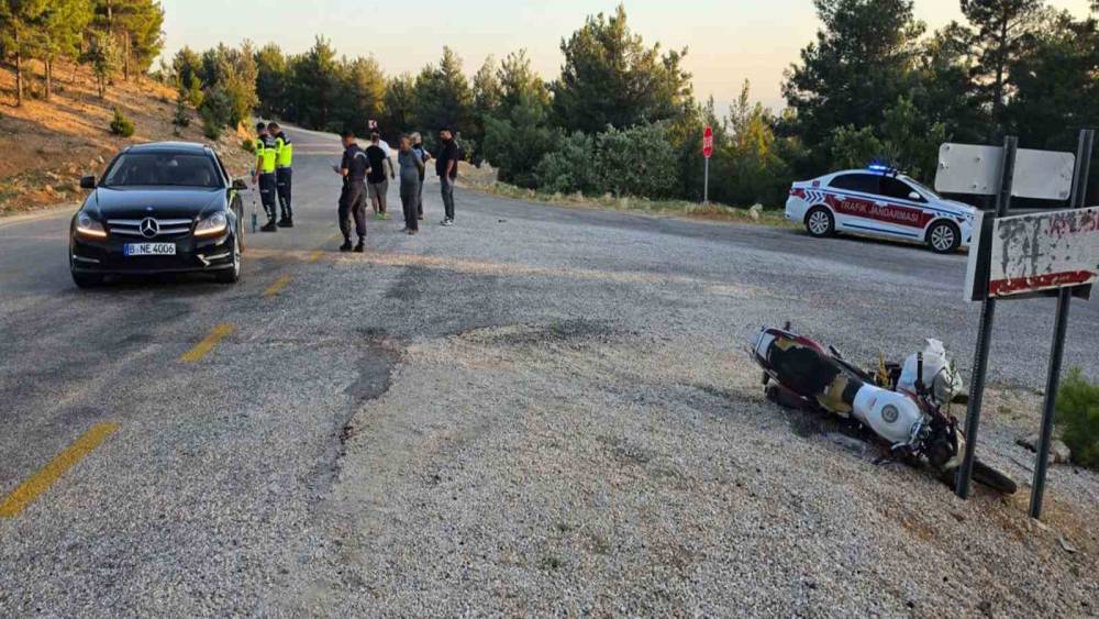 Motosiklet otomobile &ccedil;arptı: 2 yaralı
