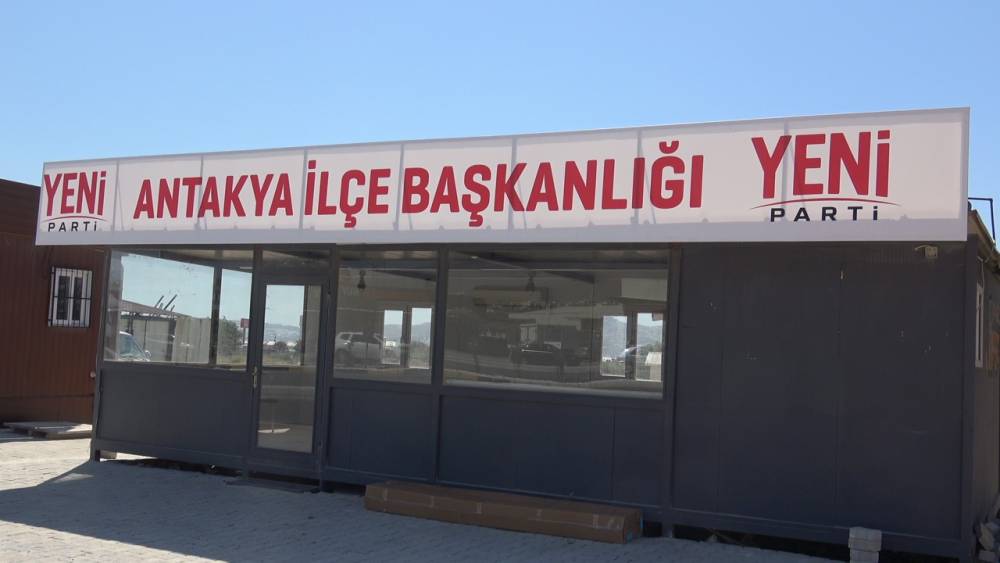 Yeni Parti&rsquo;nin ilk tabelası Antakya&rsquo;da konteyner binaya asıldı
