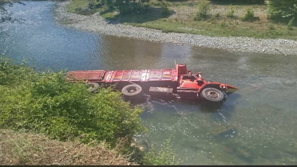 Kontrolden &ccedil;ıkan kamyon dereye yuvarlandı; 1 yaralı
