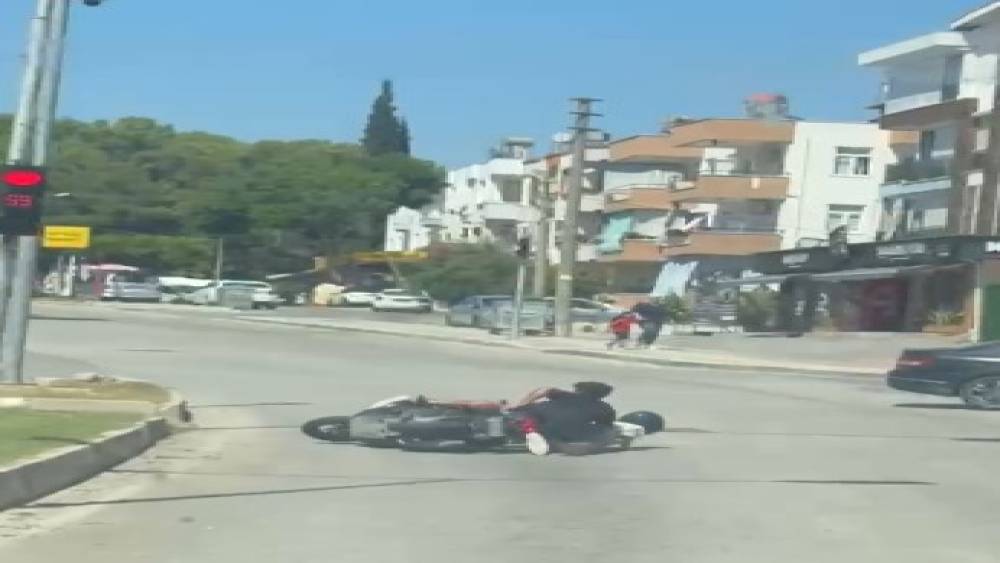 Tehlikeli hareketlerle motosikleti s&uuml;ren s&uuml;r&uuml;c&uuml; ve arkasındaki yolcunun d&uuml;şme anı kameraya yansıdı
