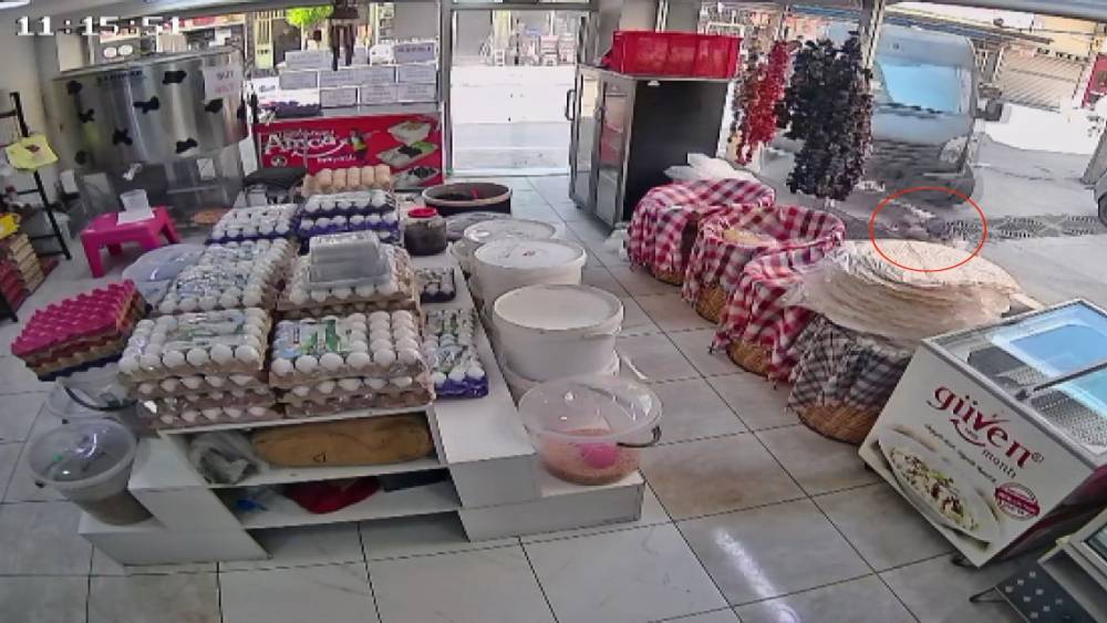 Kamyonetin altında kalan 4 yaşındaki &ccedil;ocuk emekleyerek &ccedil;ıktı
