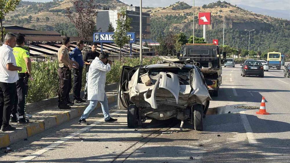 Karab&uuml;k&rsquo;te zincirleme kazada 1&rsquo;i ağır 2 kişi yaralandı

