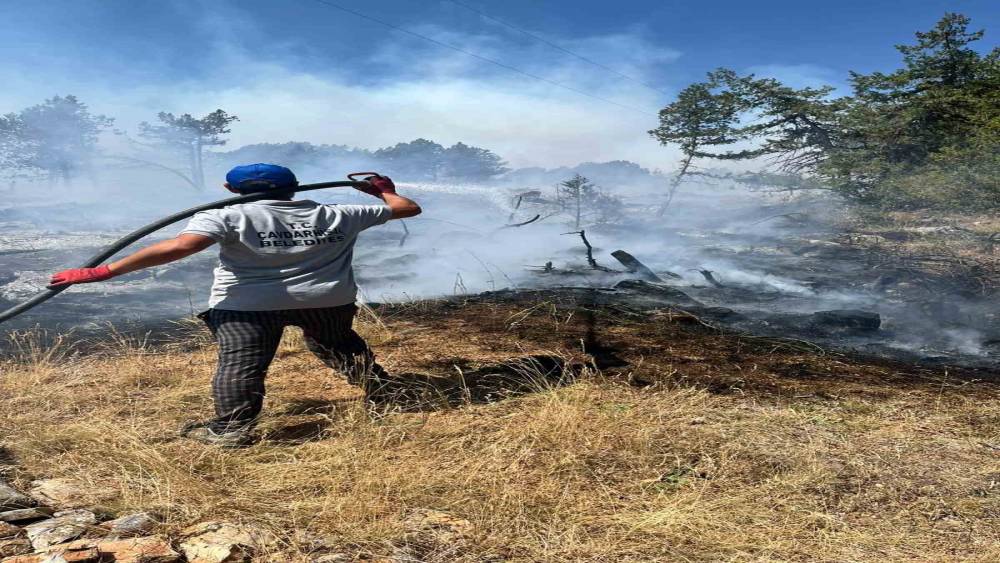 K&uuml;tahya&rsquo;da orman yangını: Ekipler havadan ve karadan m&uuml;dahale ediyor
