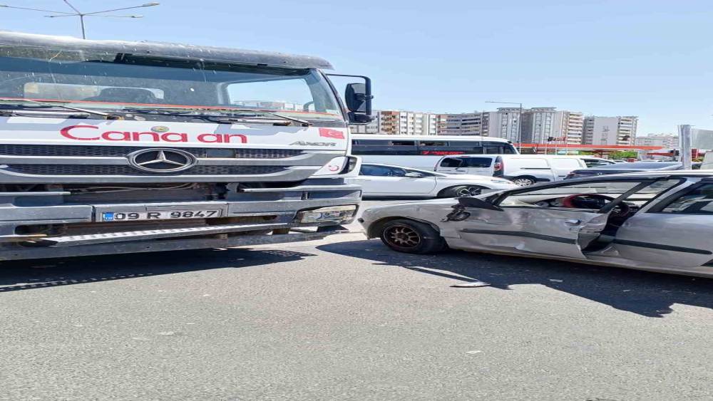 Beton mikseri ile otomobil &ccedil;arpıştı: 2 yaralı

