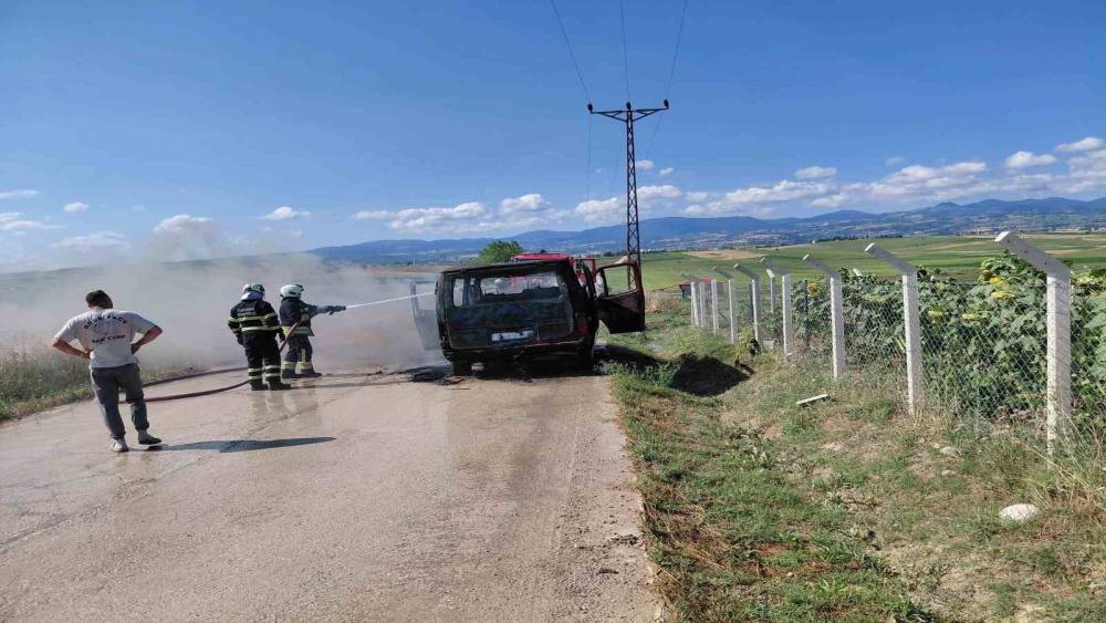 Samsun&rsquo;da servis aracı yandı, geriye demir yığını kaldı
