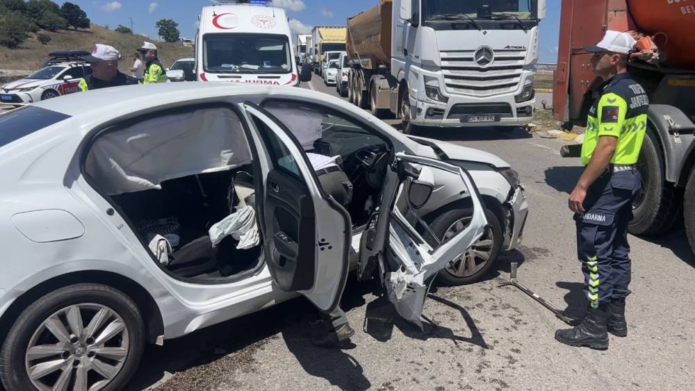 Pendik&rsquo;te otomobillerin &ccedil;arpıştığı kazada 2 kişi yaralandı
