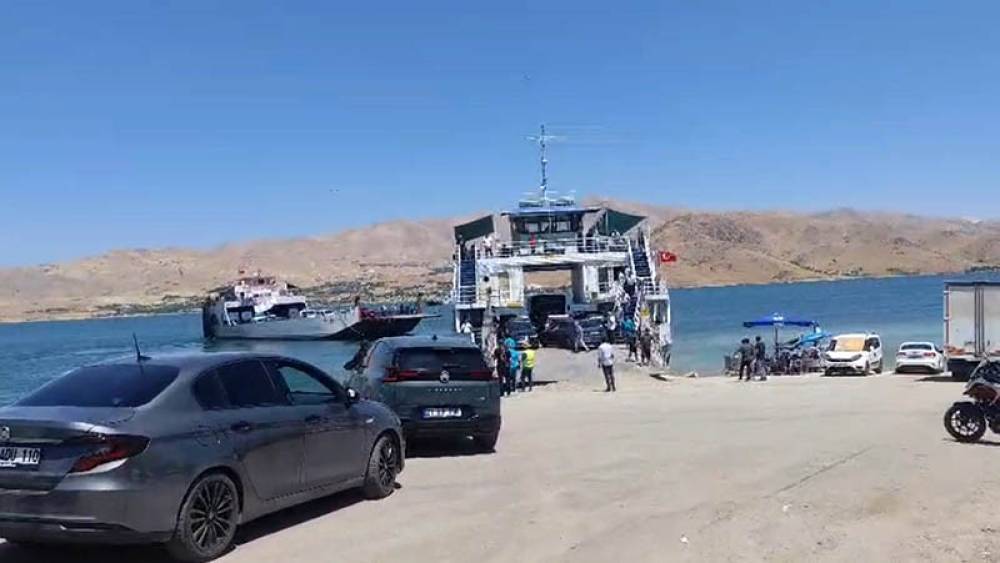Yakıtı biten feribot &ccedil;alışmalar sonucu iskeleye yanaştırıldı: Ara&ccedil;lar ve vatandaşlar tahliye edildi
