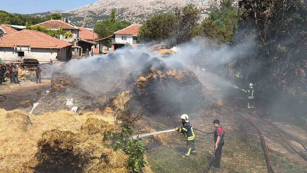 Burdur&rsquo;da 50 ton balya yangında k&uuml;l oldu
