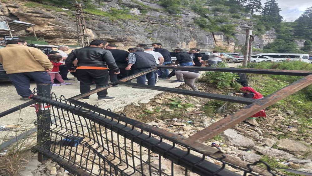 Trabzon &Ccedil;al Mağarası &ouml;n&uuml;ndeki korkuluklar kırıldı, 2 turist yama&ccedil;tan d&uuml;şerek yaralandı
