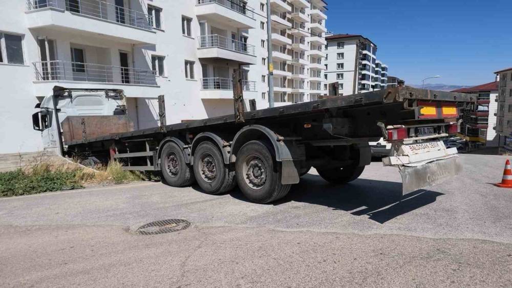 Facianın eşiğinden d&ouml;n&uuml;ld&uuml;: Freni boşalan tırın apartmana &ccedil;arpma anı kameraya yansıdı

