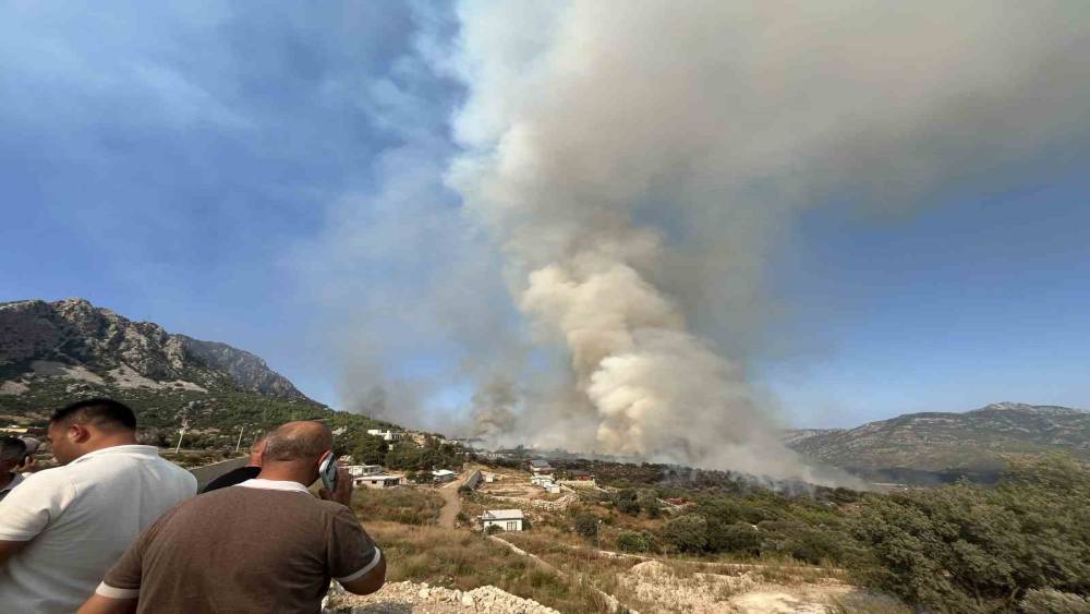 Kumluca&rsquo;daki orman yangınına ekiplerin m&uuml;dahalesi devam ediyor
