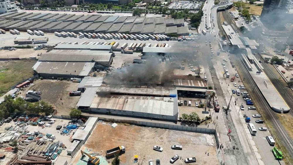 Bayraklı&rsquo;daki yangın b&uuml;y&uuml;meden kontrol altına alındı
