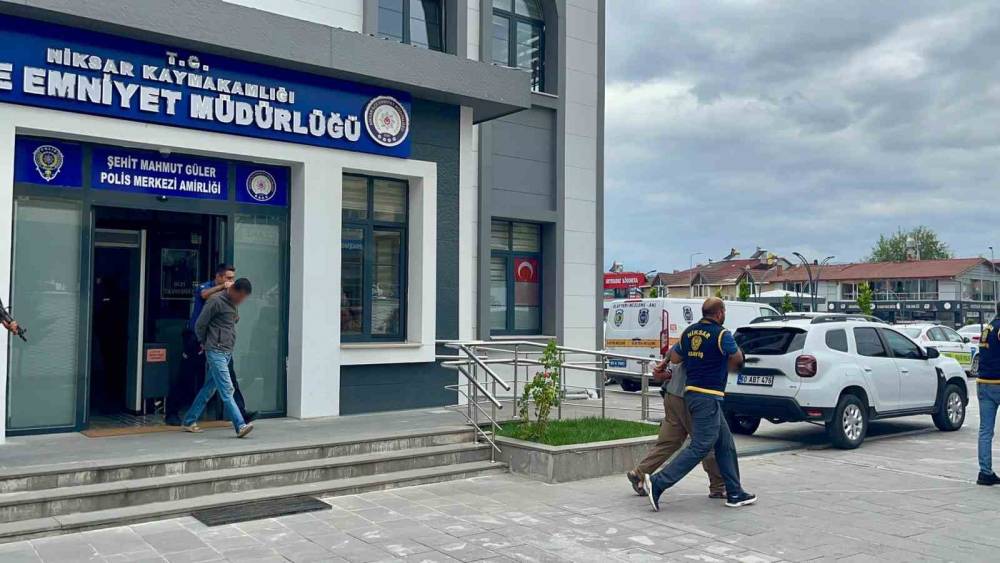 Tokat&rsquo;ta lastik hırsızlığı yapan ş&uuml;pheliler Sivas&rsquo;ta yakalandı

