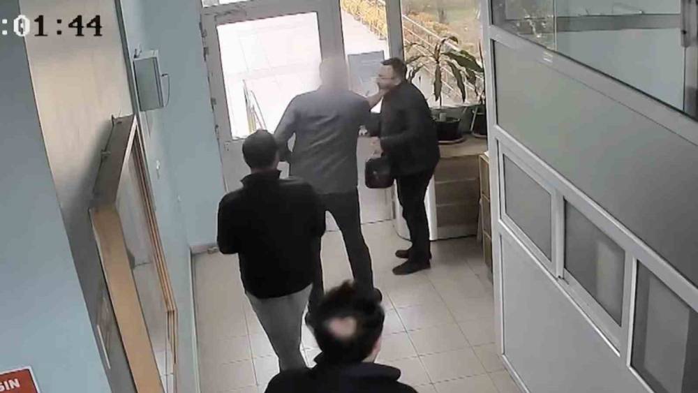 Gazeteciye tokat atan doktora adli para cezası

