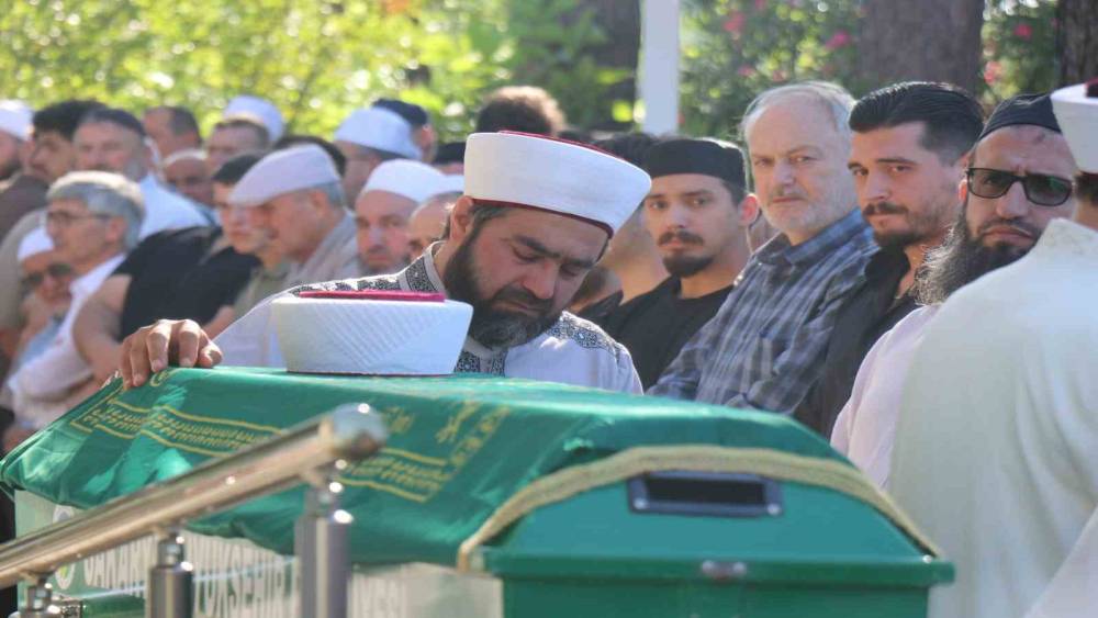 Feci kazada &ouml;len hafızın cenaze namazını imam olan babası kıldırdı
