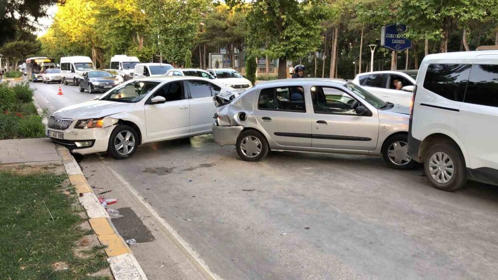 Elazığ&rsquo;da zincirleme trafik kazası: 3 yaralı
