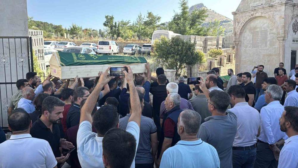 Mardin&rsquo;deki kazada hayatını kaybeden 2 kişi toprağa verildi
