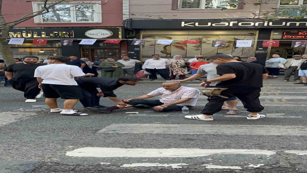 Yaya ge&ccedil;idinde yaşlı adama &ccedil;arpan motosiklet s&uuml;r&uuml;c&uuml;s&uuml;nden şok s&ouml;zler: "&Ouml;ğretmenleri b&ouml;yle mi &ouml;ğretiyor bunlara?"
