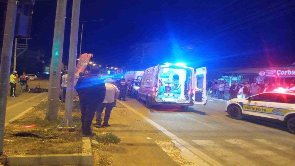Otomobille &ccedil;arpışan motosikletteki 2 kişi yaralandı
