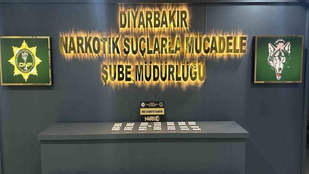 Diyarbakır&rsquo;da ara&ccedil;ta ve iki ikamette yapılan aramada uyuşturucu madde ele ge&ccedil;irildi
