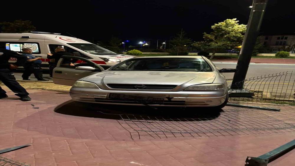 Niğde&rsquo;de otomobil ref&uuml;je &ccedil;ıktı: 1 yaralı
