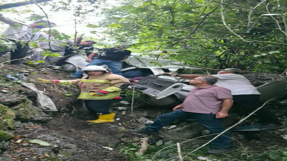 Yayla yolunda u&ccedil;urumdan u&ccedil;an otomobil hurdaya d&ouml;nd&uuml;: 2 yaralı
