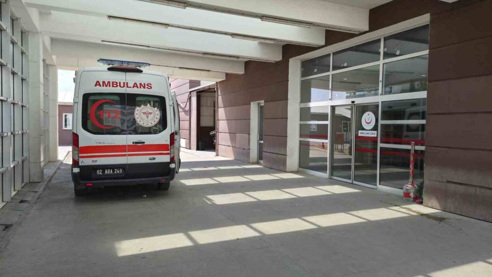 Adıyaman&rsquo;da minib&uuml;s devrildi: 13 yaralı
