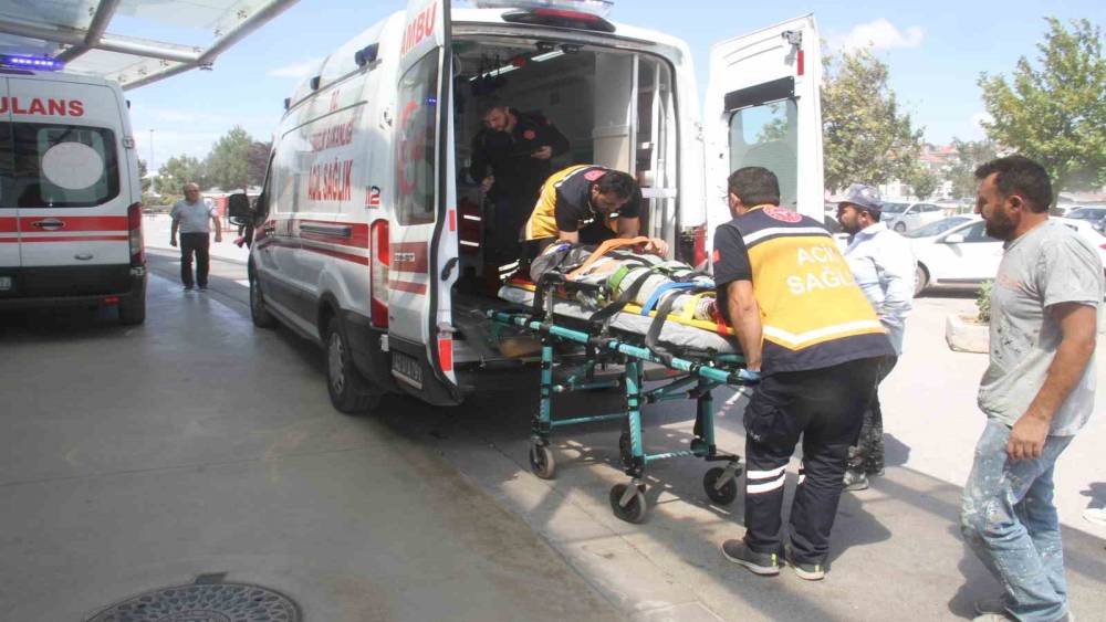 İnşaatın 3&rsquo;&uuml;nc&uuml; katından d&uuml;şen usta yaralandı
