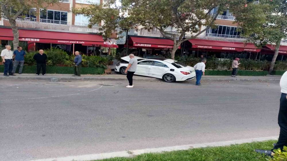 Nallıhan&rsquo;da tır 2 otomobile &ccedil;arptı: Yaralılar var
