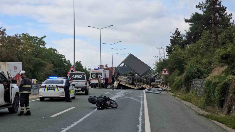 Karab&uuml;k-Bartın yolunda feci kaza: Tır devrildi, 2 kişi hayatını kaybetti
