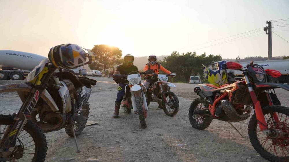 Motorlarını yarış i&ccedil;in değil ateş savaş&ccedil;ıları i&ccedil;in s&uuml;rd&uuml;ler
