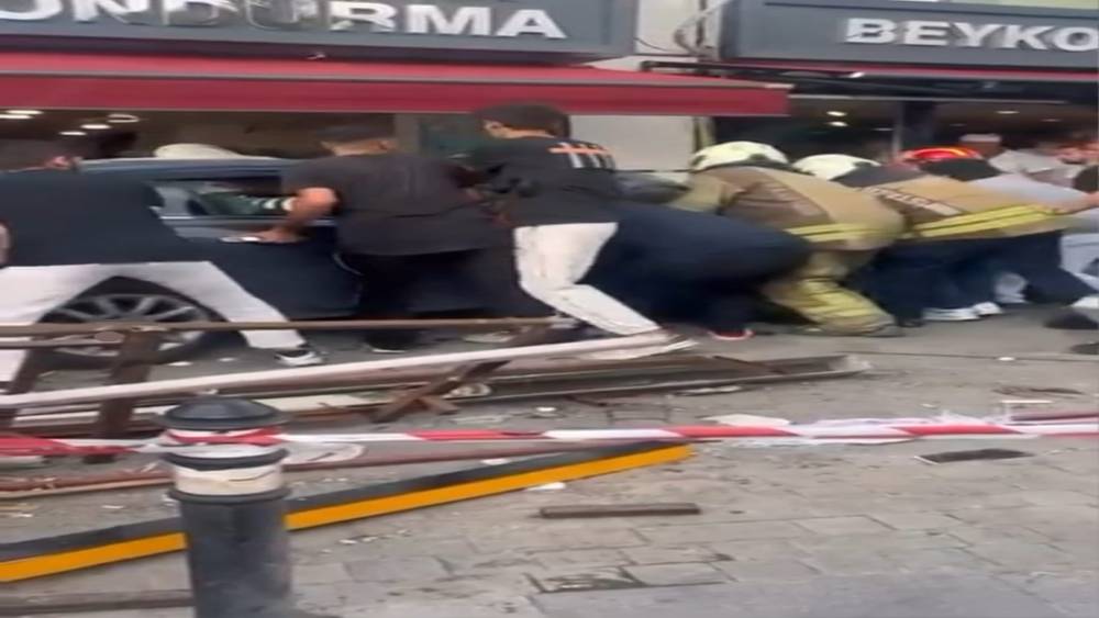 Beykoz&rsquo;da kontrolden &ccedil;ıkan otomobil yayalara ve d&uuml;kkana &ccedil;arptı: 6 yaralı
