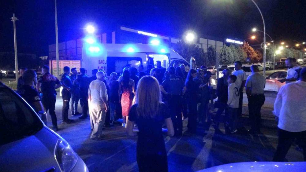 Malatya&rsquo;da halayda "elini tuttun" kavgası: 3 yaralı
