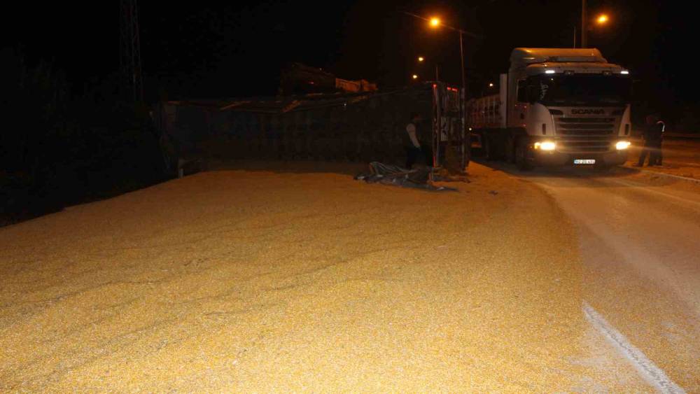 Su şişesi kazaya neden oldu: Tır devrildi, 25 ton mısır yola sa&ccedil;ıldı
