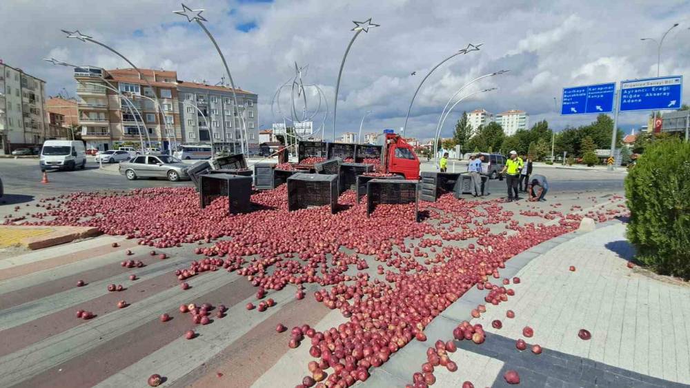 Halat koptu, tonlarca elma yola sa&ccedil;ıldı
