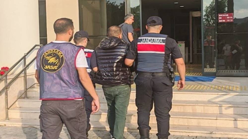 İzmir&rsquo;de 60 ayrı su&ccedil;tan aranan azılı su&ccedil;lu JASAT&rsquo;tan ka&ccedil;amadı

