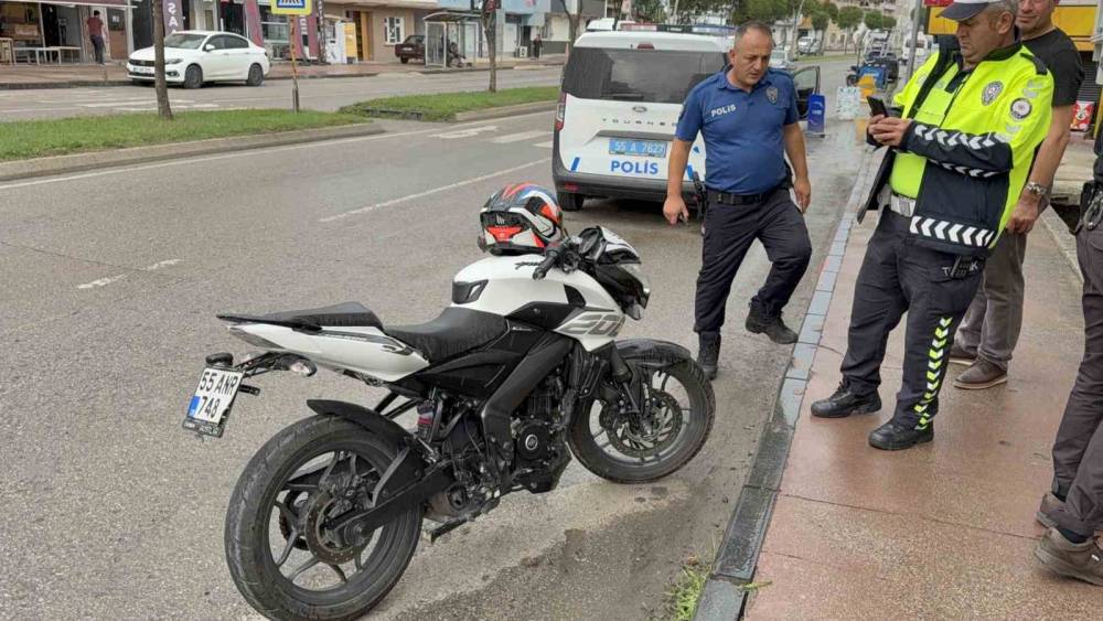 Otomobile &ccedil;arpan motosiklet s&uuml;r&uuml;c&uuml;s&uuml; yaralandı
