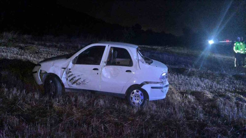 Bilecik&rsquo;te ehliyetsiz s&uuml;r&uuml;c&uuml; kaza yaptı: 3 yaralı
