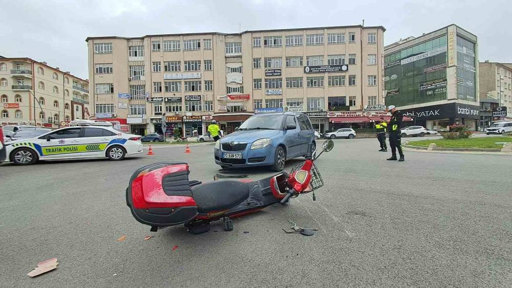 Karaman&rsquo;da otomobil ile elektrikli bisiklet &ccedil;arpıştı: 83 yaşındaki s&uuml;r&uuml;c&uuml; yaralandı
