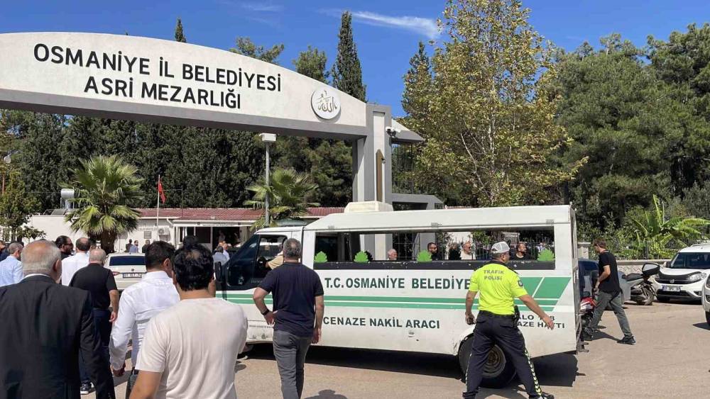 Osmaniye&rsquo;de saldırıda hayatını kaybeden &ouml;ğretmen son yolculuğuna uğurlandı
