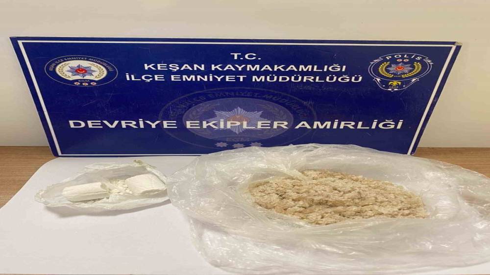 Keşan&rsquo;da polisin durdurduğu bir ticari taksiden 157,61 gram uyuşturucu ele ge&ccedil;irildi
