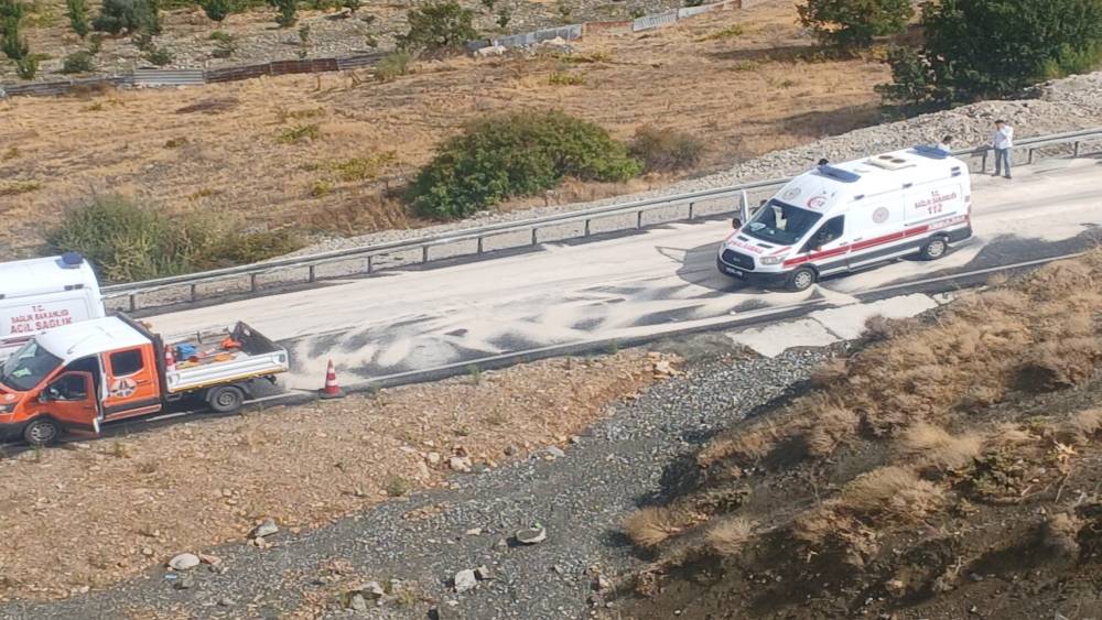 Kontrolden &ccedil;ıkan tırdan atlayan s&uuml;r&uuml;c&uuml; ve yanındaki kişi yaralandı
