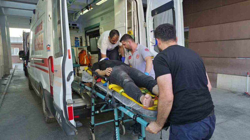 Bah&ccedil;e aydınlatmasını onarırken elektrik &ccedil;arptı: 1 yaralı

