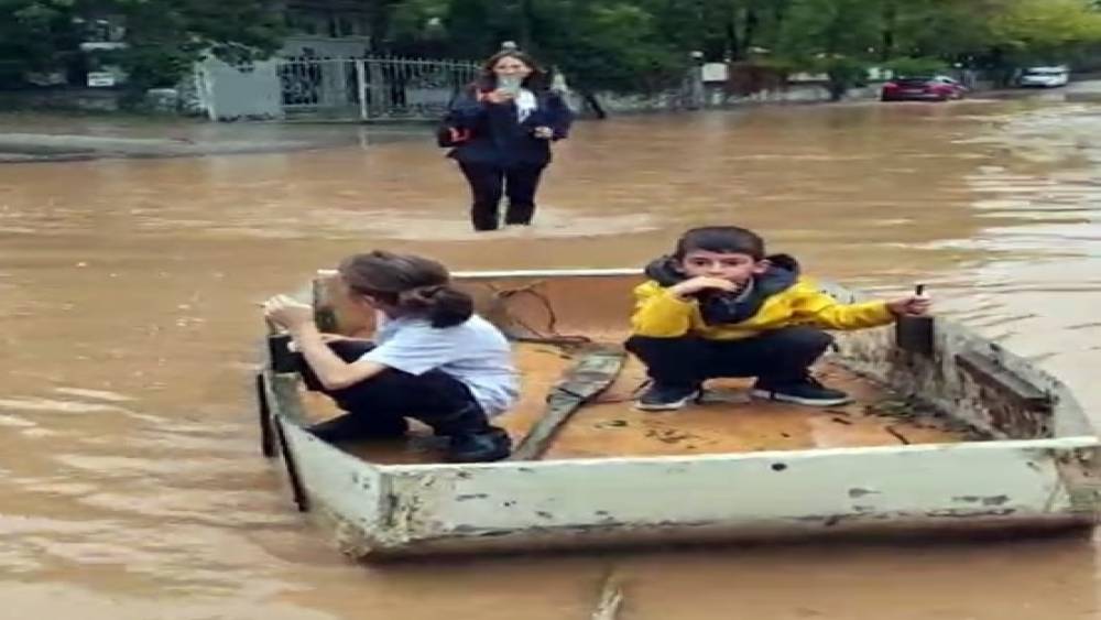 Nehir taşınca mahalle Venedik&rsquo;e d&ouml;nd&uuml;
