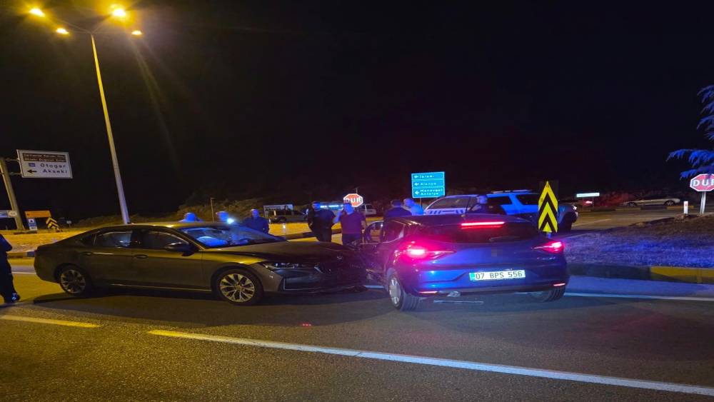 Antalya&rsquo;da trafik kazası: 2&rsquo;si Norve&ccedil; vatandaşı 3 yaralı
