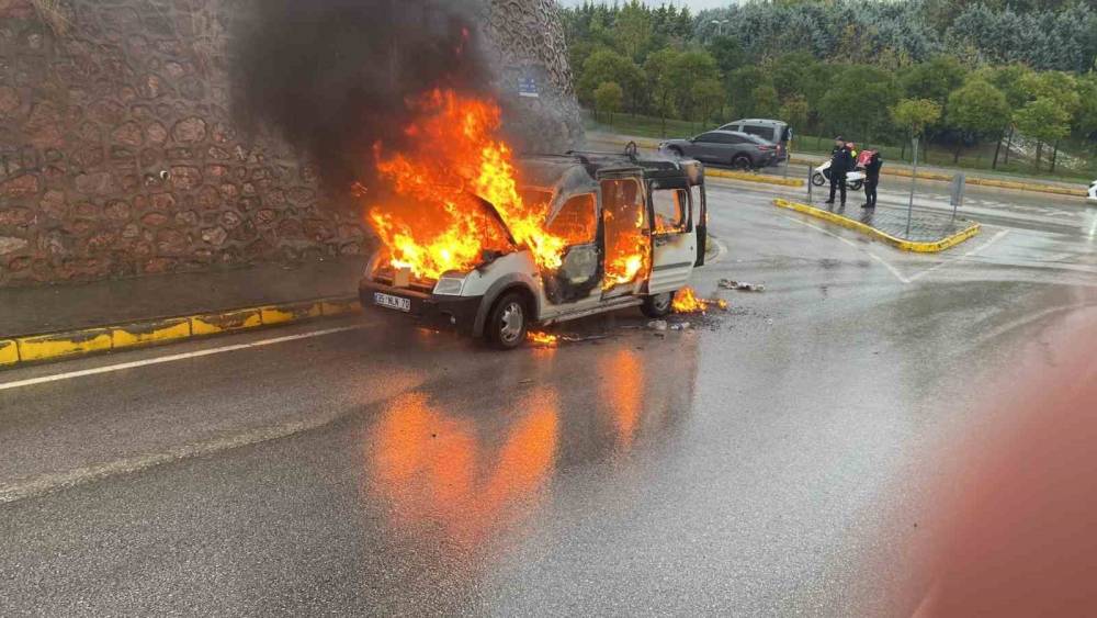 Seyir halindeki ara&ccedil; alevlere teslim oldu
