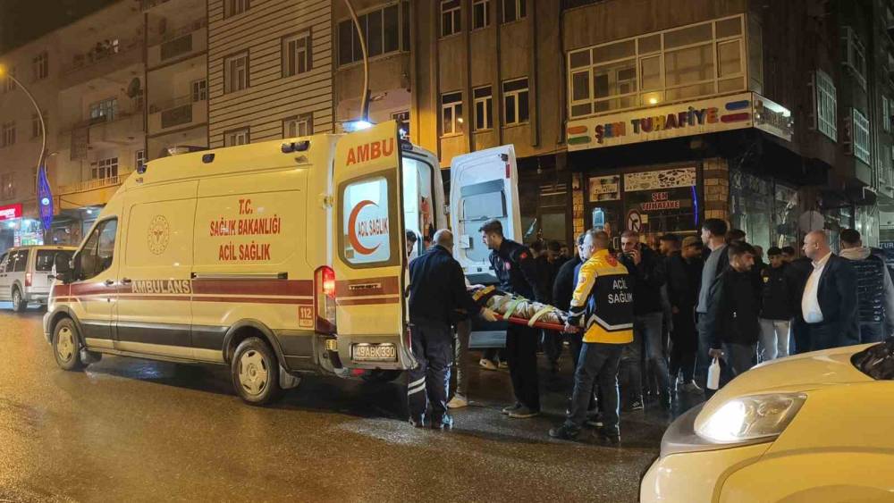Muş&rsquo;ta otomobil ile motosiklet &ccedil;arpıştı: 2 yaralı
