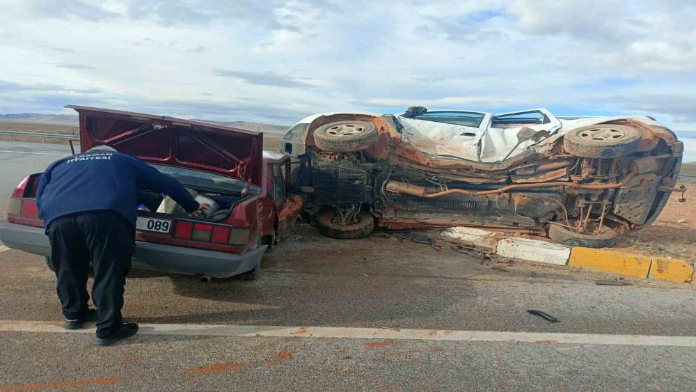 Karaman&rsquo;da otomobille cip &ccedil;arpıştı: 2 yaralı
