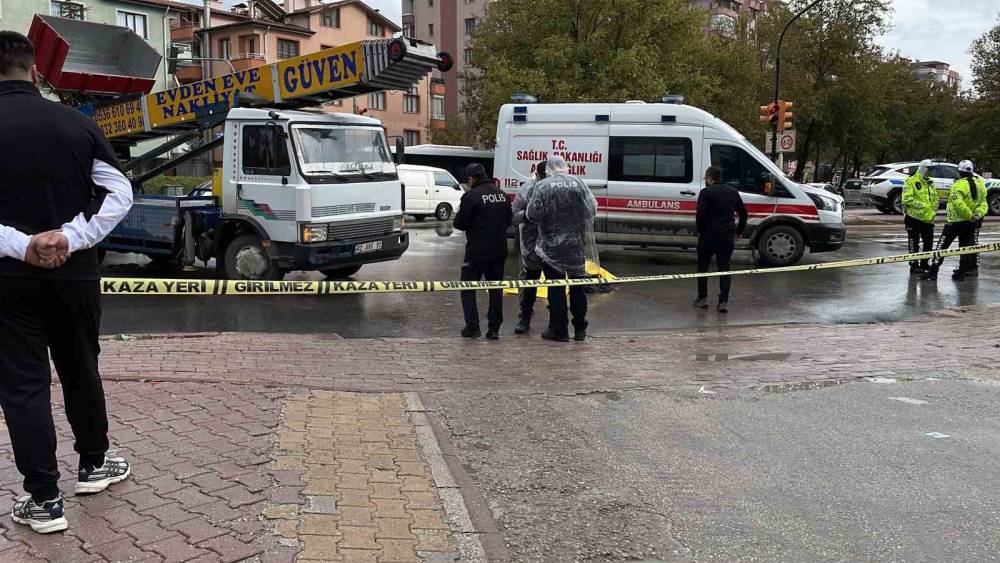 Kamyon yaşlı kadına &ccedil;arptı: 1 &ouml;l&uuml;
