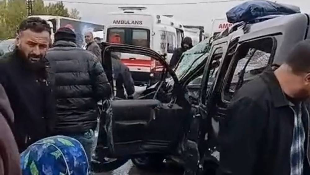 Van&rsquo;da tırla hafif ticari ara&ccedil; &ccedil;arpıştı: 2 yaralı
